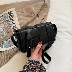 Black crossbody/ Fanny pack